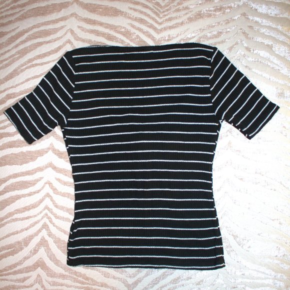 Bundle ✨2/$15 Crop Top | Low Cut V-Neck Crop Top - Picture 2 of 5